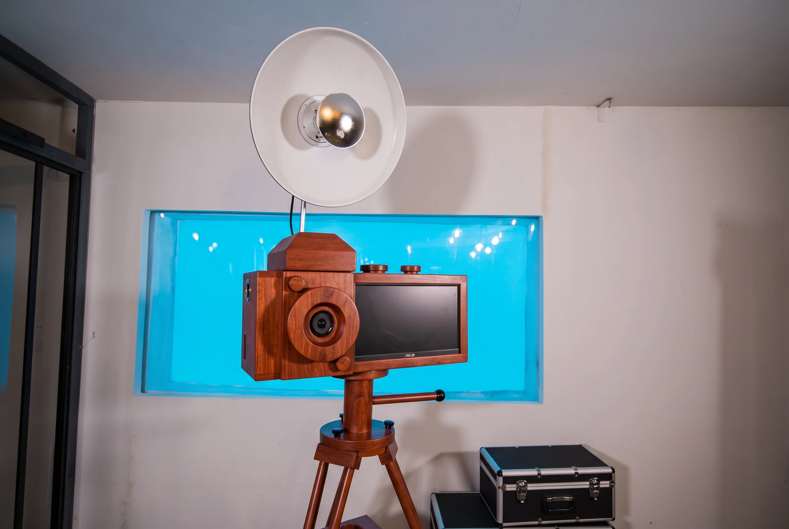 Vue rapprochée du véritable photobooth Le St Trop en bois