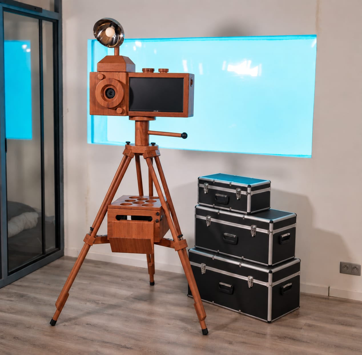 Le photobooth Le St Trop en bois acajou avec son écran, son éclairage et ses malles